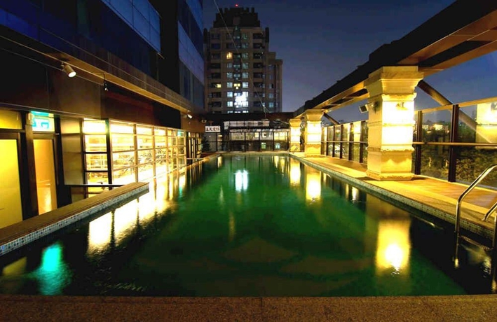 Imagen de la piscina del Hotel Fullon Taipei Central. Foto 11