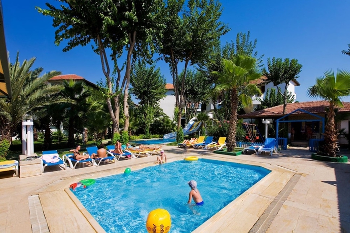 Imagen de la piscina del Hotel Fun Sun Smart Akman Beach. Foto 14