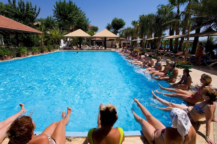 Imagen de la piscina del Hotel Fun Sun Smart Akman Beach. Foto 15