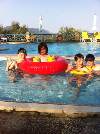 Imagen de la piscina del Hotel Fundana Villas. Foto 16