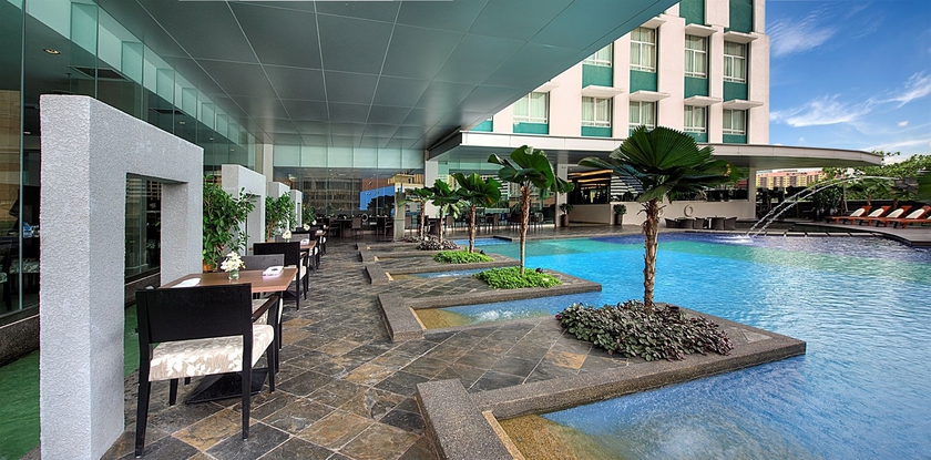 Imagen de la piscina del Hotel Furama Bukit Bintang. Foto 14