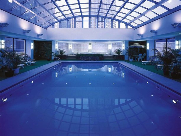 Imagen de la piscina del Hotel Furama Dalian. Foto 13