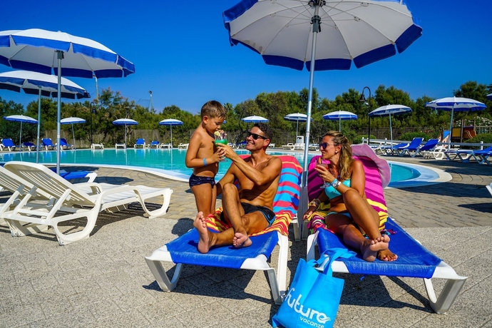 Imagen de la piscina del Hotel Futura Club Torre Rinalda. Foto 16