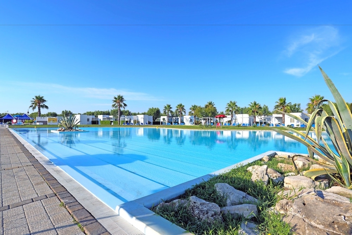 Imagen de la piscina del Hotel Futura Club Torre Rinalda. Foto 17