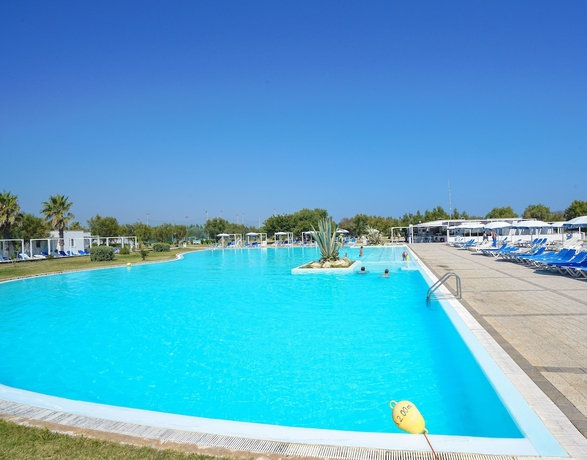 Imagen de la piscina del Hotel Futura Club Torre Rinalda. Foto 18