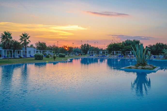 Imagen de la piscina del Hotel Futura Club Torre Rinalda. Foto 19
