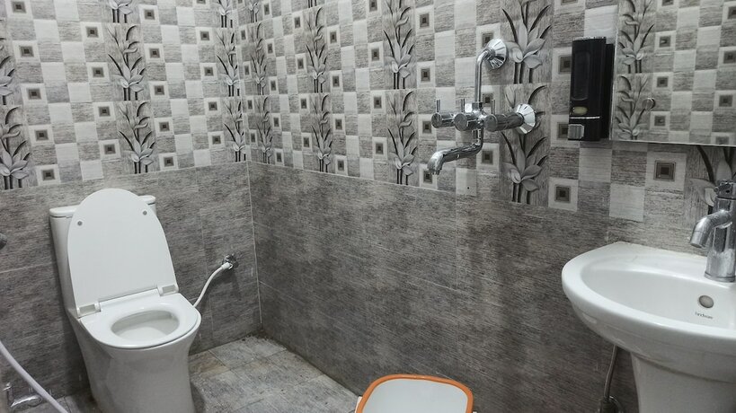 Imagen de la habitación del Hotel G P Guest House And Banquet Hall. Foto 15