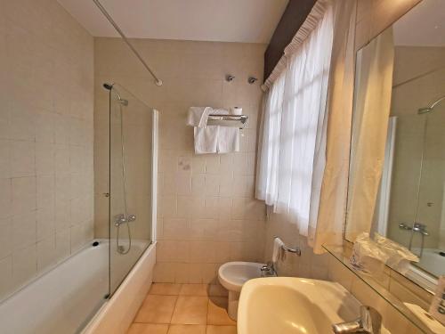 Imagen de la habitación del Hotel GALAICO, Sanxenxo. Foto 14