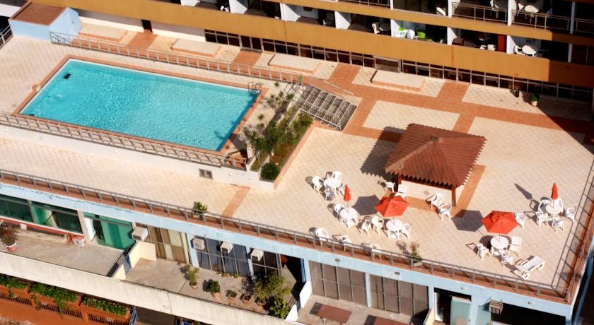 Imagen de la piscina del Hotel GARVEY PARK. Foto 4