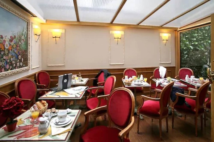 Imagen del bar/restaurante del Hotel GAVARNI. Foto 2