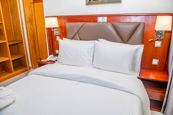 Imagen de la habitación del Hotel GENEVA H&Ocirc;TEL, Bassa. Foto 19