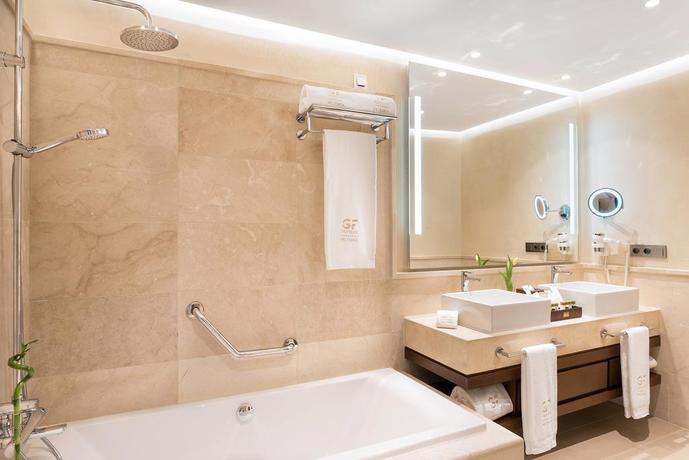 Imagen de la habitación del Hotel GF Victoria. Foto 5