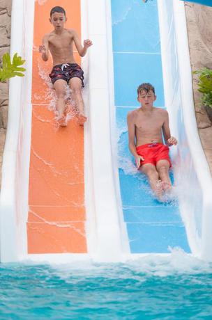 Imagen de la piscina del Hotel GF Victoria. Foto 26