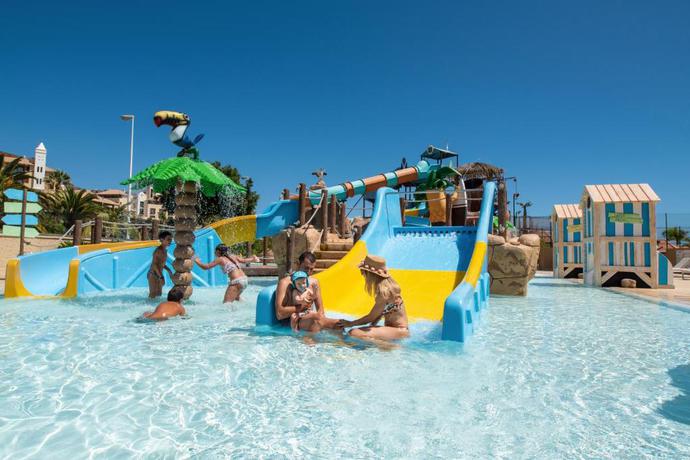 Imagen de la piscina del Hotel GF Victoria. Foto 28