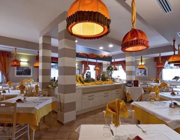 Imagen del bar/restaurante del Hotel GH Piaz. Foto 6