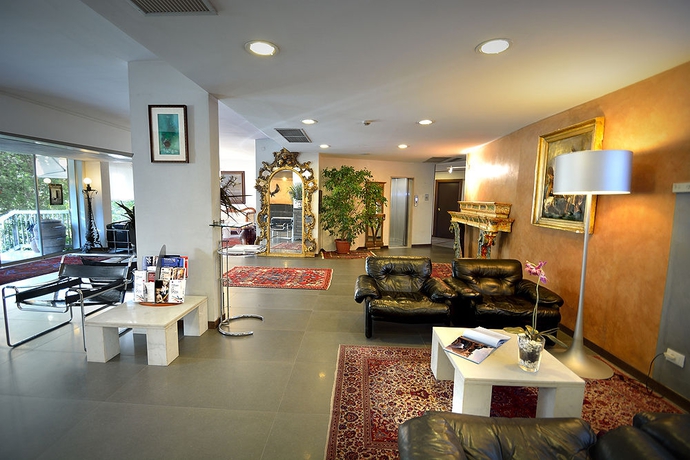 Imagen de los interiores del Hotel GHIRONI. Foto 15