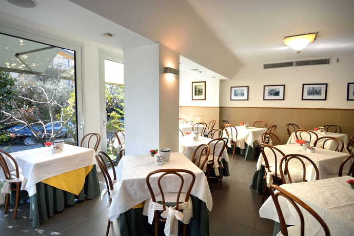 Imagen del bar/restaurante del Hotel GHIRONI. Foto 3