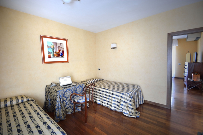 Imagen de la habitación del Hotel GHIRONI. Foto 12