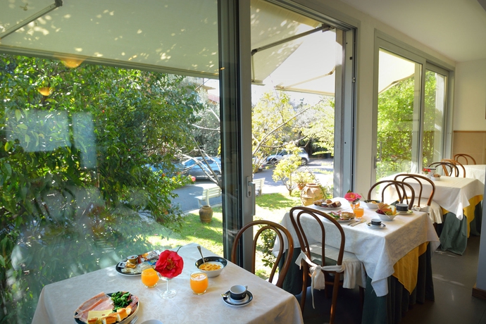 Imagen del bar/restaurante del Hotel GHIRONI. Foto 4