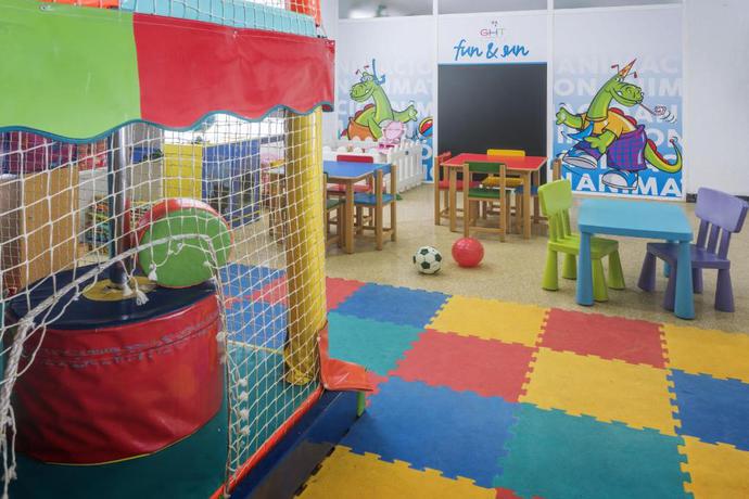 Imagen de los interiores del Hotel GHT Balmes, Aparthotel & SPLASH. Foto 20