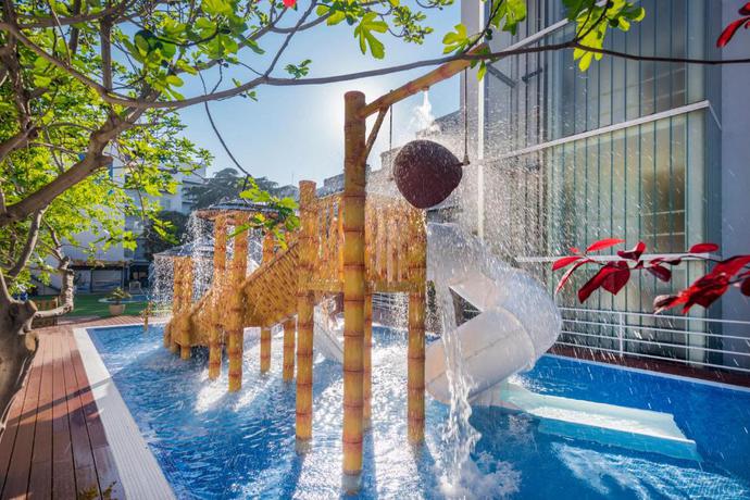 Imagen de la piscina del Hotel GHT Balmes, Aparthotel & SPLASH. Foto 24