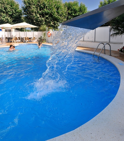 Imagen de la piscina del Hotel GHT Maritim. Foto 9