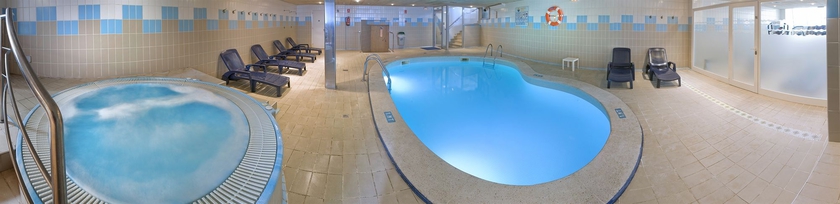 Imagen de la piscina del Hotel GHT Maritim. Foto 13