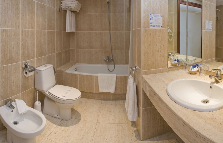 Imagen de la habitación del Hotel GHT Neptuno. Foto 10