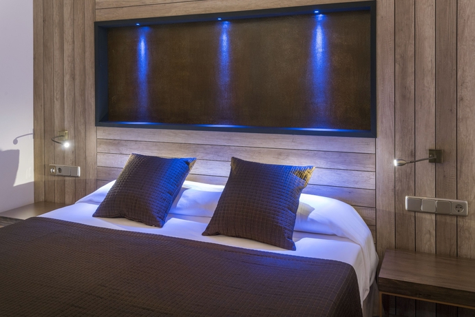 Imagen de la habitación del Hotel GHT Neptuno. Foto 12