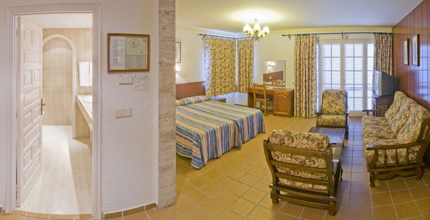 Imagen de la habitación del Hotel GHT Neptuno. Foto 16