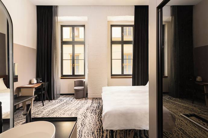 Imagen de la habitación del Hotel GIN Budapest. Foto 14