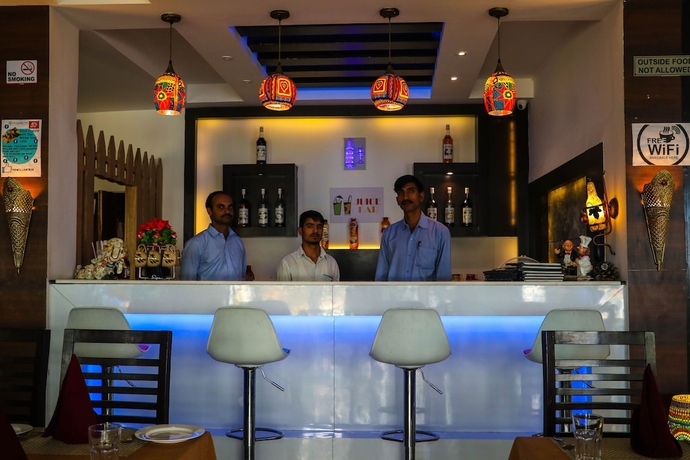Imagen del bar/restaurante del Hotel GK Resorts. Foto 6
