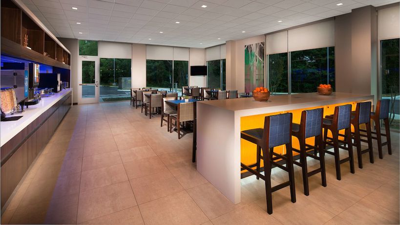 Imagen del bar/restaurante del Hotel GLō Best Western Nashville Airport West. Foto 2