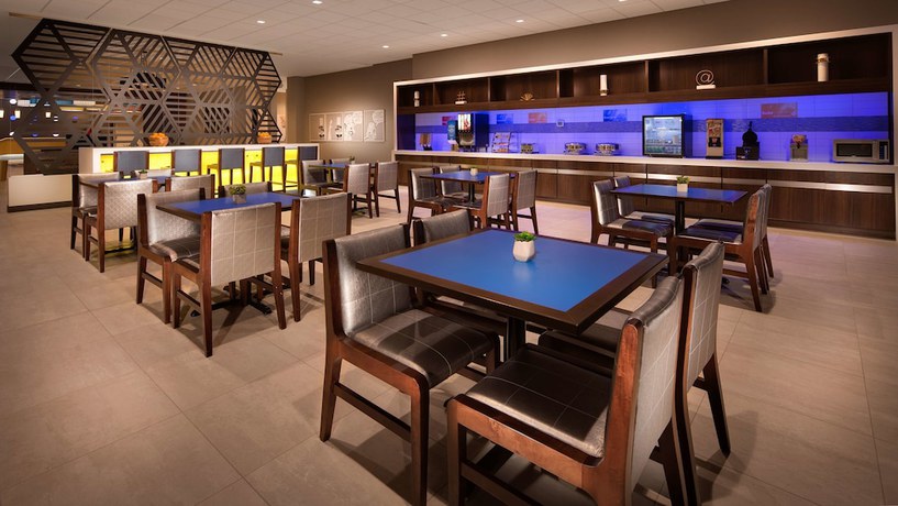 Imagen del bar/restaurante del Hotel GLō Best Western Nashville Airport West. Foto 3