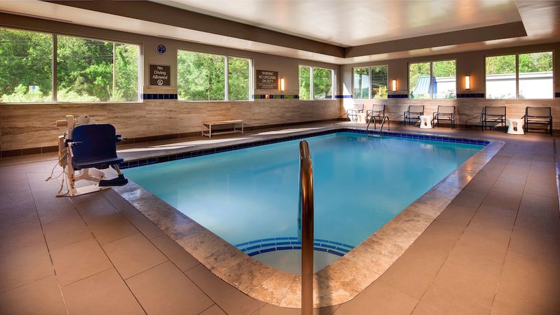 Imagen de la piscina del Hotel GLō Hotel Asheville-Blue Ridge Parkway. Foto 20