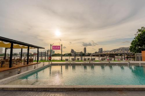 Imagen de la piscina del Hotel GLOW Bangkok Riverside. Foto 13