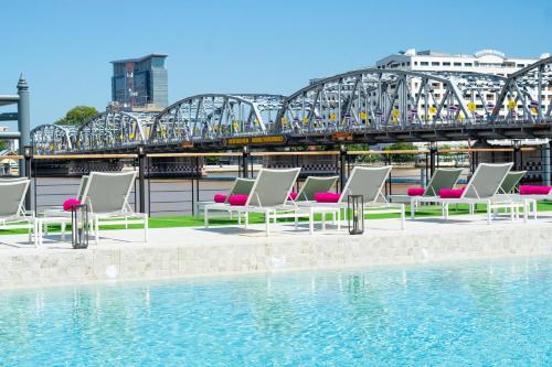 Imagen de la piscina del Hotel GLOW Bangkok Riverside. Foto 14