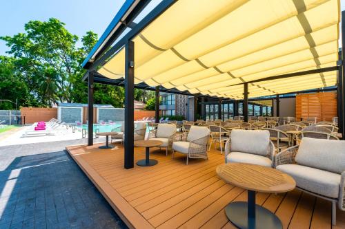 Imagen de los exteriores del Hotel GLOW Bangkok Riverside. Foto 6