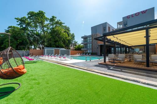 Imagen de los exteriores del Hotel GLOW Bangkok Riverside. Foto 7