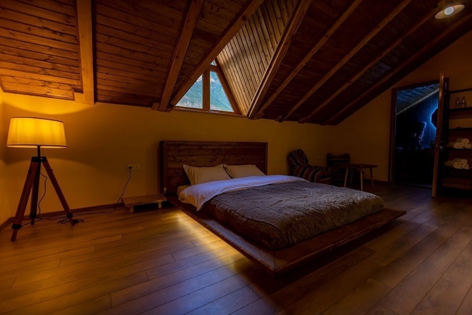 Imagen de la habitación del Hotel GRAF KAZBEGI. Foto 5