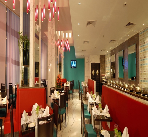 Imagen del bar/restaurante del Hotel GRAND HOMETEL MALAD MUMBAI. Foto 3