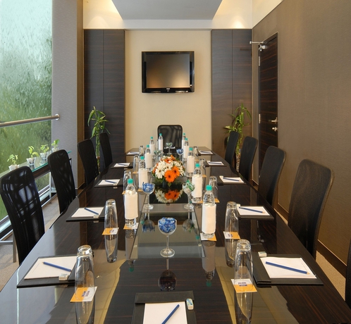 Imagen de los interiores del Hotel GRAND HOMETEL MALAD MUMBAI. Foto 11