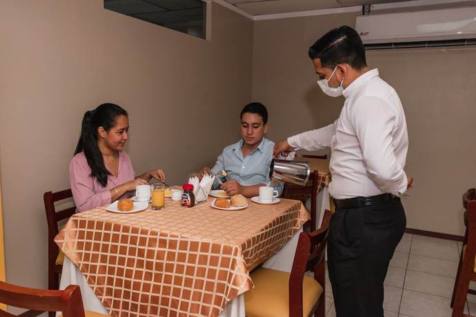 Imagen del bar/restaurante del Hotel GRAND HOTEL MACHALA. Foto 3