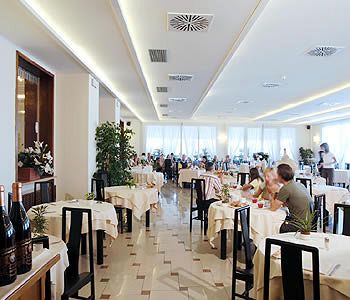 Imagen del bar/restaurante del Hotel GRAND HOTEL & RIVIERA. Foto 2