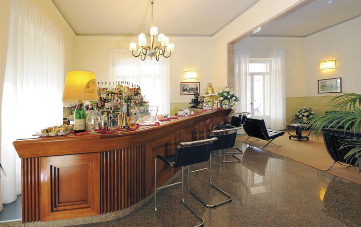 Imagen del bar/restaurante del Hotel GRAND HOTEL & RIVIERA. Foto 3
