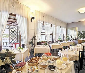 Imagen del bar/restaurante del Hotel GRAND HOTEL & RIVIERA. Foto 4