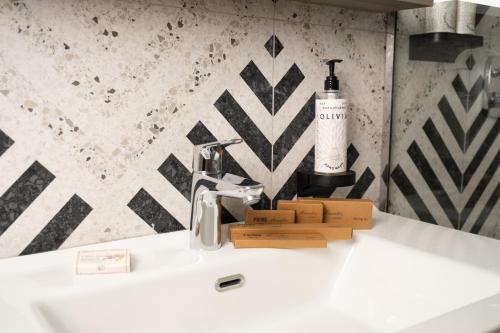 Imagen de la habitación del Hotel GREAT WHITE HOTEL. Foto 16