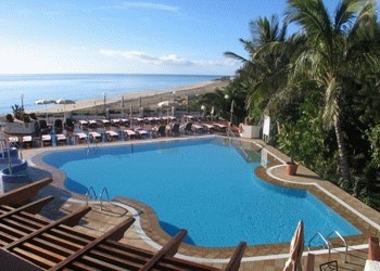 Imagen de la piscina del Hotel GREEN OASIS CRYSTAL BEACH. Foto 6