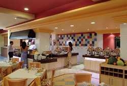 Imagen del bar/restaurante del Hotel GREEN OASIS CRYSTAL BEACH. Foto 2