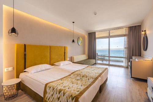 Imagen general del Hotel GRIFID Encanto Beach - MediSPA, Ultra All Inclusive & Private Beach. Foto 4
